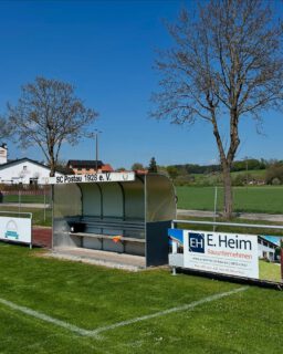 Pünktlich zum Osterfest konnten wir zwei Projekte im Fußball unterstützen. 💪🏼

Beim @sc_postau_1928 wurde eine neue Bande erstellt, bei der wir gerne ein Feld als Sponsor übernommen haben, natürlich neben der Heim-Auswechselbank. 📯 

Und auch die Jugend des @tsv_obersuessbach konnten wir beim Kauf neuer Trainingsklamotten unter die Arme greifen. 

Wir freuen uns euch unterstützen zu können und wünschen viel Erfolg! ⚽️