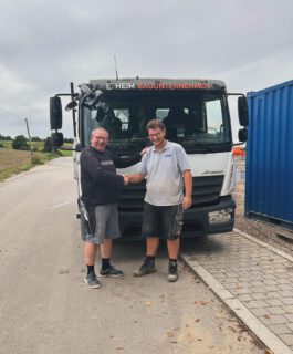 Servus Quirin! 👷🏼‍♂️

Seit 01.09. ist unser neuer Azubi Quirin bei uns in der Firma. Wir wünschen dir alles Gute und freuen uns dass du dich fürs Handwerk entschieden hast! 💪🏼

#heimbau #ausbildung #azubi #2025 #handwerk #maurer #betonbauer