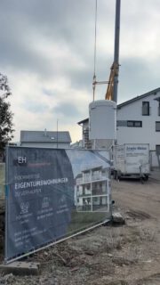 🚨 Baustellen-Update Eigenprojekt 🏘️

Bei unserem Eigenprojekt in Oberahrain mit zwei Mehrfamilienhäusern die jeweils 6 Wohneinheiten beinhalten geht es weiter vorwärts. Die Fassade ist mittlerweile fertig und der Innenausbau kann jetzt auch bei niedrigen Temperaturen voran getrieben werden. ❄️
Mehr als die Hälfte der Wohnungen sind mittlerweile verkauft oder reserviert, deswegen seid schnell wenn ihr Interesse habt. Wir schicken euch gerne kostenfrei ein Exposé zu. 🕖

#heimbau #eigenprojekt #wohnungen #oberahrain #essenbach #schlüsselfertig #zuverkaufen #eigentumswohnung #mehrfamilienhaus
