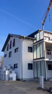 Update Eigenprojekt Oberahrain 🏗️🏡

Bei unserem Eigenprojekt in Oberahrain bei Essenbach, wo 12 moderne Wohneinheiten auf 2 Häuser verteilt entstehen, geht es fleißig voran! 💪

✅ In beiden Häusern sind die Fenster montiert, Schlosserarbeiten mit Schallschutzverglasung und der Innenputz fertig.
✅ In Haus 1 wurde zusätzlich die Dämmung angebracht, die Fußbodenheizung verlegt und der Estrich eingebracht.
✅ Auch im Haus 2 laufen die Arbeiten auf Hochtouren! 🔨

👉 Es sind noch Eigentumswohnungen frei!

📞 Anfrage unter 08704 667 oder per Mail an info@erwin-heim-bau.de.

📄 Gerne senden wir Ihnen auch ein Exposé zu – einfach melden!

#heimbau #eigentumswohnungen #zuverkaufen #essenbach #bauupdate