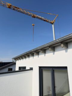 Sonnige Grüße von der Baustelle! ☀️
Wir hoffen, ihr genießt das traumhafte Wetter und habt ein erholsames Wochenende.
In unseren Projekten stehen bei diesen Temperaturen endlich die Außenanlagen auf dem Programm. Aber heute lassen wir den Blick erstmal über den Kran in den blauen Himmel schweifen. 🏗️✨
INFO: Der Ausblick stammt übrigens vom Balkon der letzten freien Dachgeschosswohnung unseres Eigenprojekts in Oberahrain.
#heimbau #sonne #balkon #eigentumswohnung #oberahrain