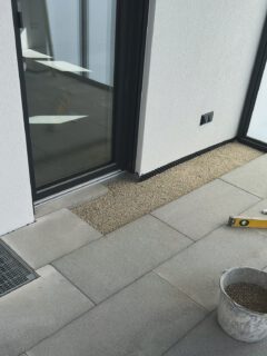 Fortschritt in Oberahrain! 🚧
Aktuell nehmen die Außenanlagen unserer Erdgeschosswohnungen Gestalt an. Die Pflasterarbeiten für die Terrassen sind in vollem Gange – bald kann man hier die ersten Sonnenstunden im eigenen Garten genießen. ☀️🌿
Habt einen schönen Tag!
Euer Erwin Heim Bauunternehmen
#heimbau #terrasse #gartenbau #eigentumswohnung #zuverkaufen