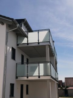 Update Oberahrain 🏠
Unser Eigenprojekt strahlt im besten Licht und die Außenanlagen nehmen immer mehr Form an. ☀️
#heimbau #fassade #balkone #sonne #auto