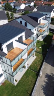 Neubau-Highlight in Oberahrain: Deine neue Eigentumswohnung wartet! 🏗️🔑

Wir nehmen dich mit auf einen kurzen Rundgang durch eine unserer 12 neuen Wohneinheiten. Vom Schlafzimmer mit Eichenparkett über das fertige Traum-Bad bis hin zur praktischen Speisekammer – hier wurde an alles gedacht. Einziehen und wohlfühlen!

💡 Auch für Kapitalanleger spannend: Durch die attraktiven Baukosten profitiert diese Immobilie optimal von den aktuellen AfA-Steuervorteilen (degressive AfA / Sonder-AfA) für Neubauten. Maximale Rentabilität für deine Investition!

📞 Sichere dir jetzt deinen Besichtigungstermin:
Schreib uns eine Nachricht oder ruf uns direkt an unter 08704 667. Wir freuen uns auf dich!

#eigentumswohnung #kapitalanlage #immobilien #essenbach #landshut